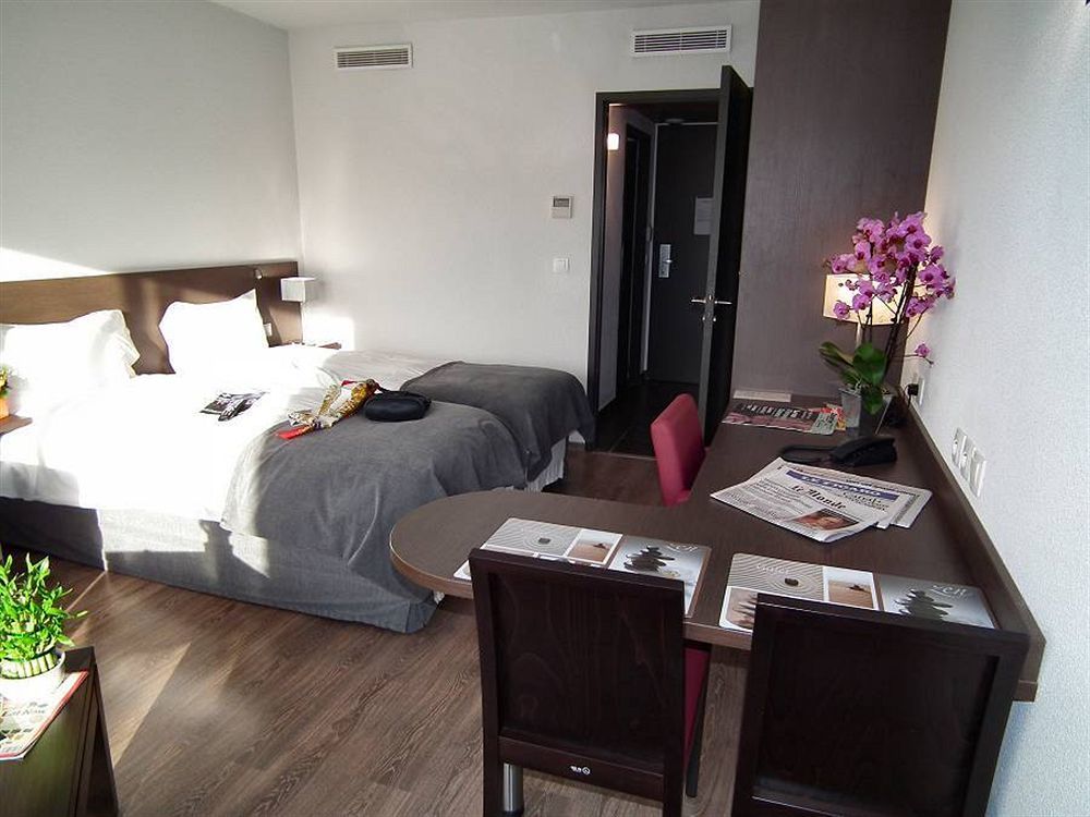 Hotel Eden Park Pau Est, Avec Piscine Eksteriør bilde